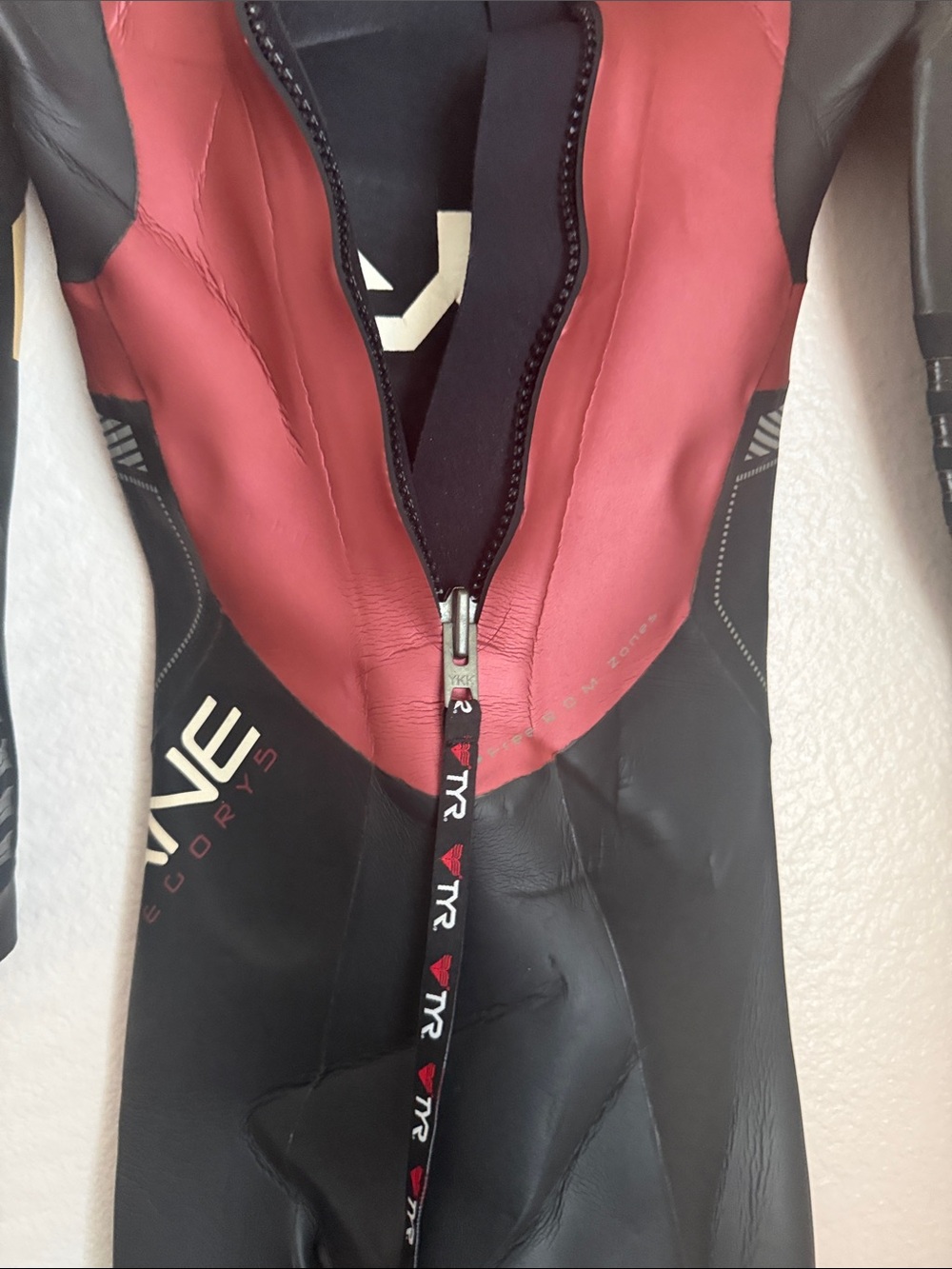 TYR Black Fullsleeve hurricane Wetsuit with Burgundy Panels Sz S back zip - Picture 8 of 14